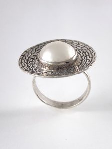 round decorative silver with Mabe pearl ring view 3