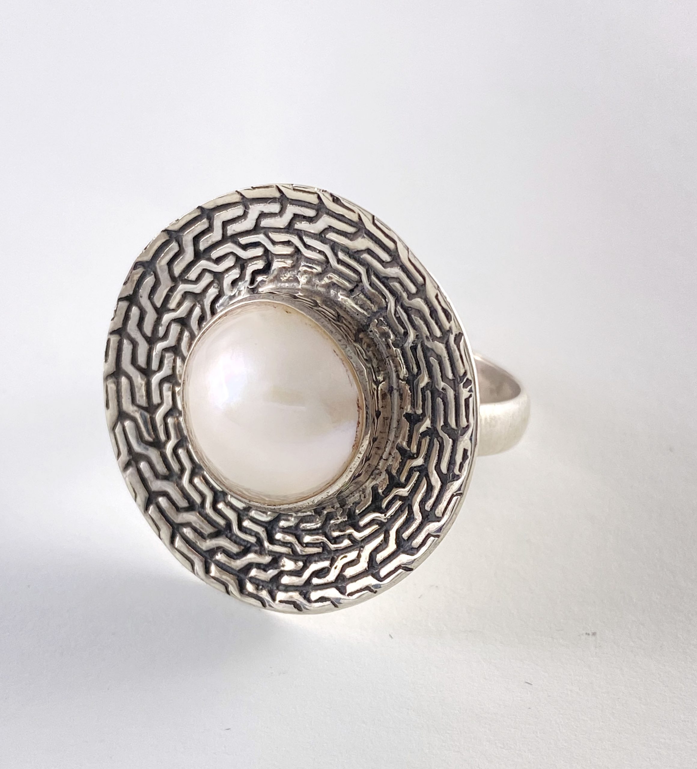 round decorative silver with Mabe pearl ring view 1